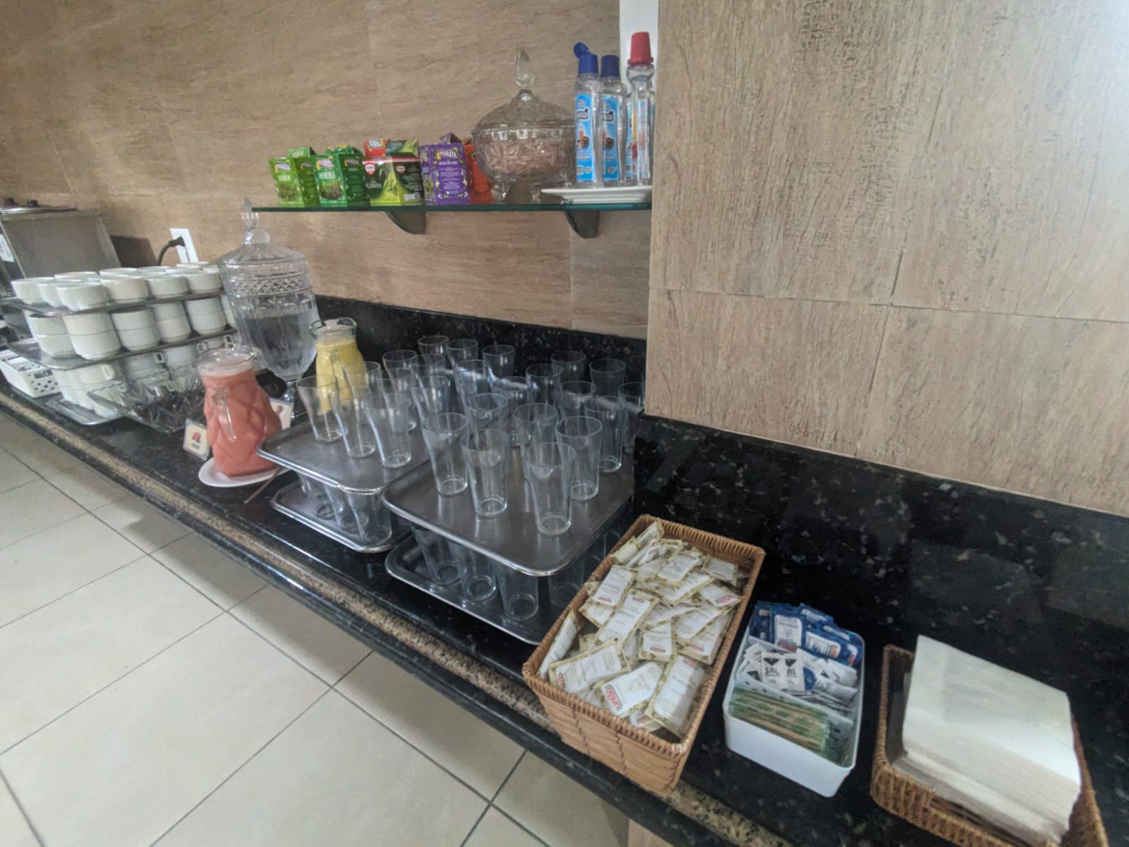 Buffet quente do Happy Hotel Ancoradouro