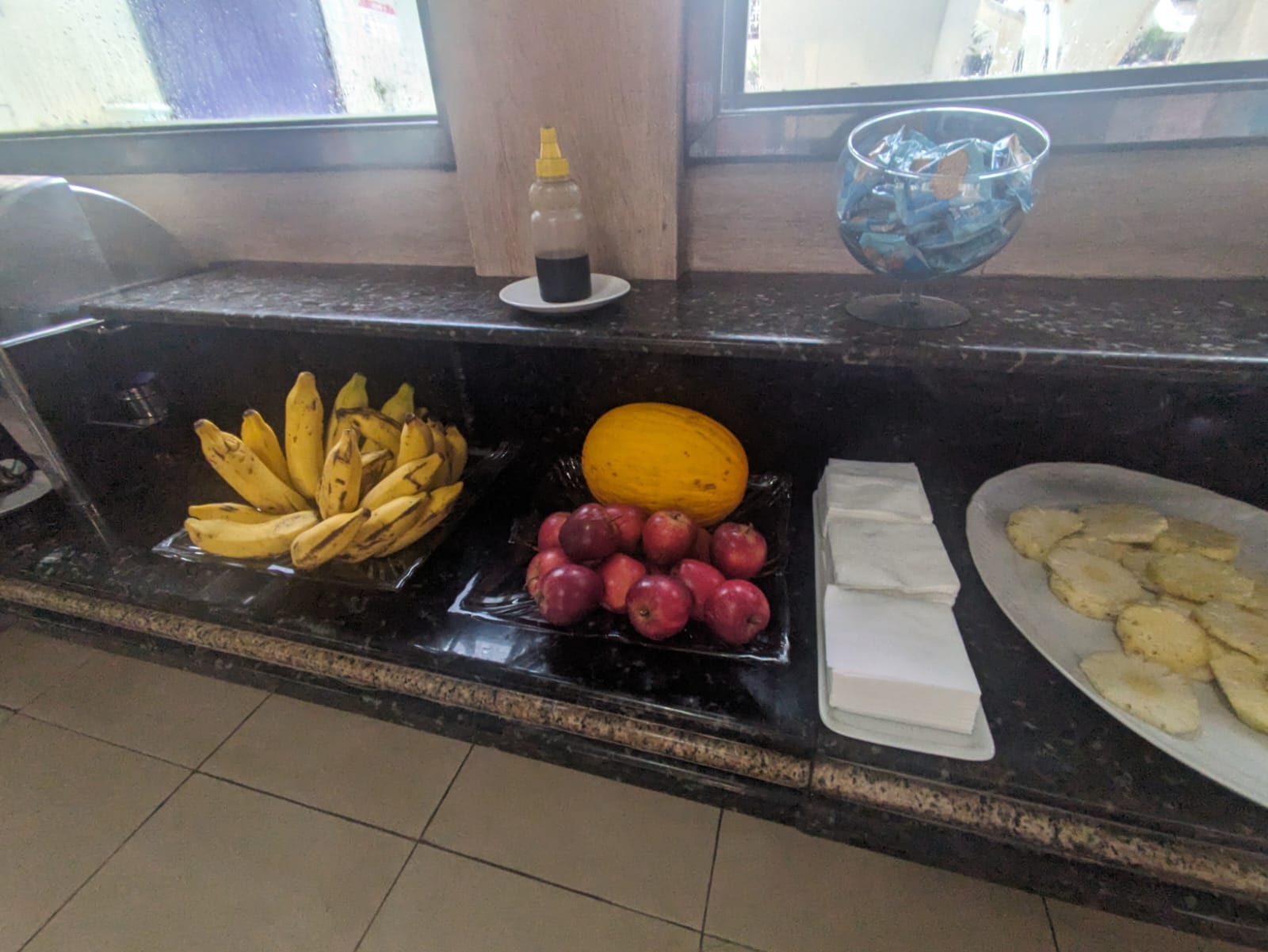 Buffet quente com acompanhamentos do Happy Hotel Ancoradouro