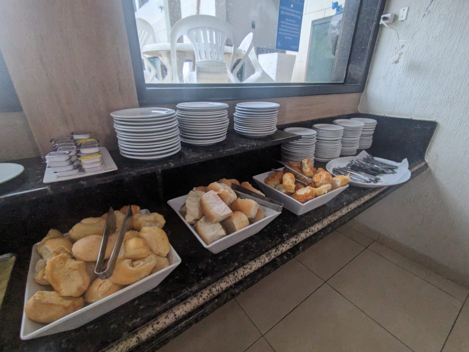 Mesa de cafe da manha do Happy Hotel Ancoradouro
