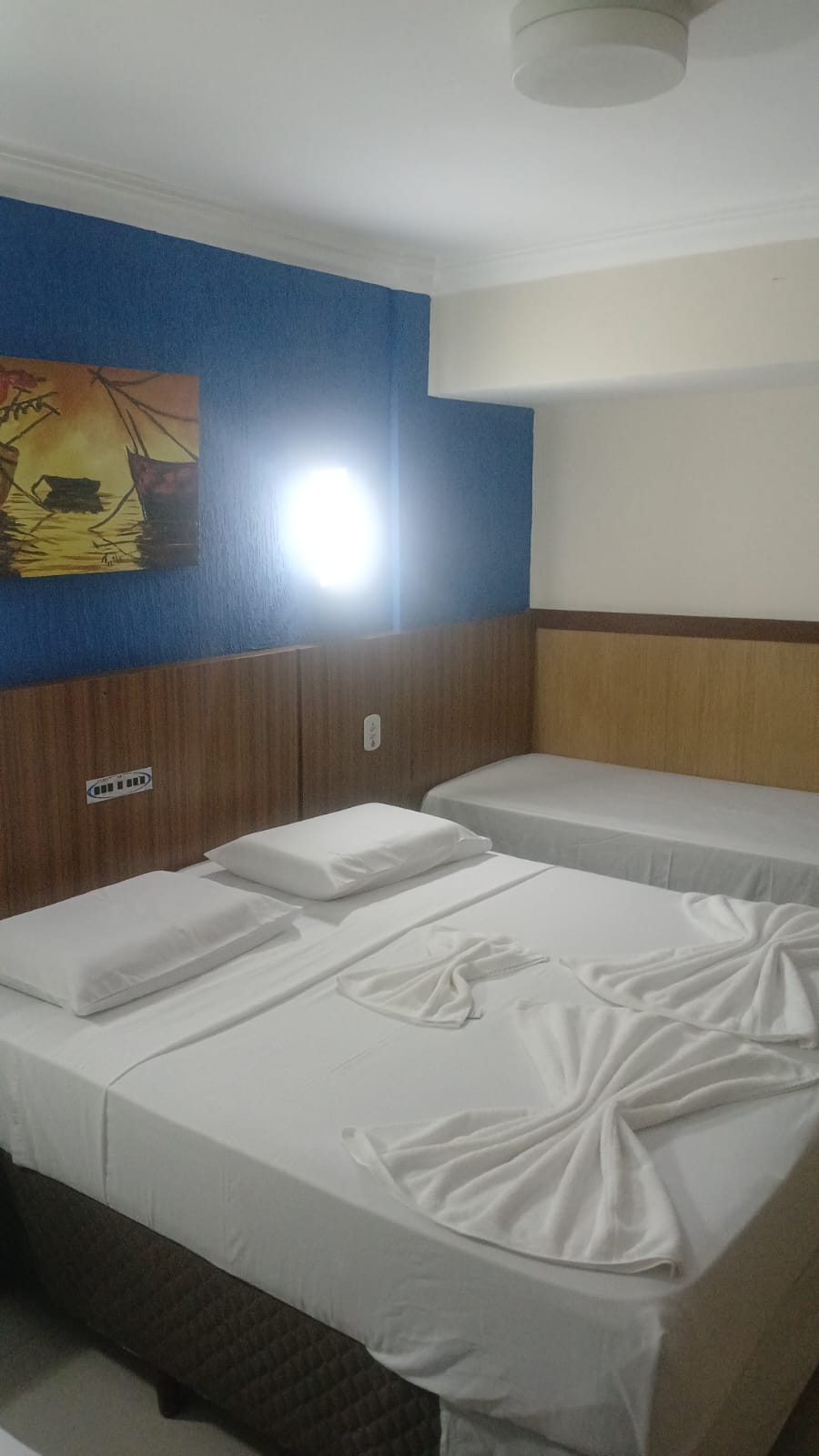 Quarto com cama de solteiro do Happy Hotel Ancoradouro