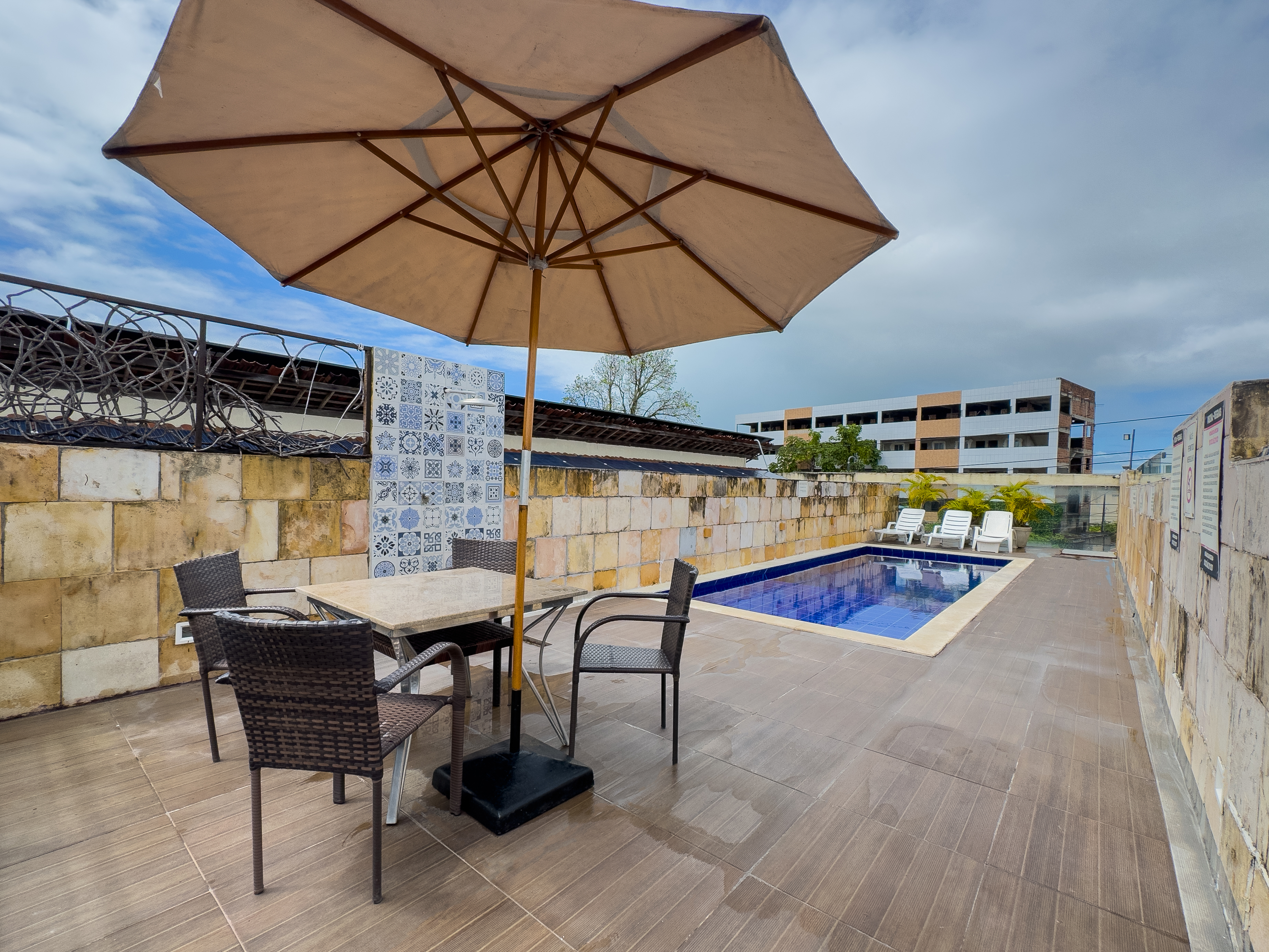 Área de lazer do Happy Hotéis com piscina